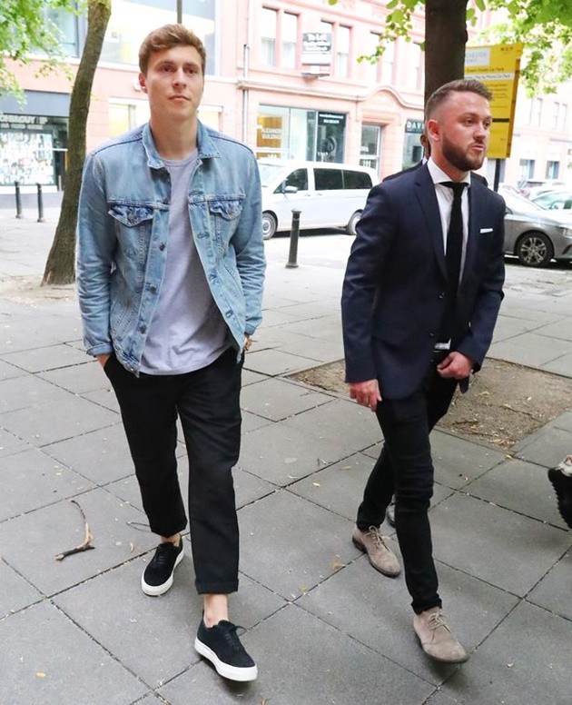 Vừa xong hợp đồng, Lindelof liền tản bộ khám phá Manchester - Bóng Đá
