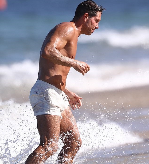 HLV Simeone khoe body cường tráng, đến CR7 cũng phải ngước nhìn - Bóng Đá