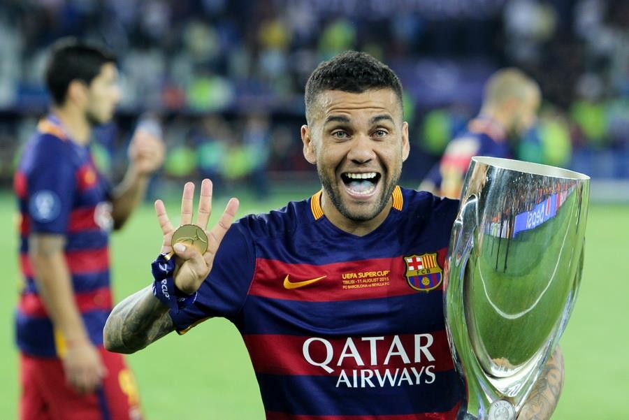 Dani Alves & Thống kê khiến CĐV Barca 'đắng lòng' - Bóng Đá