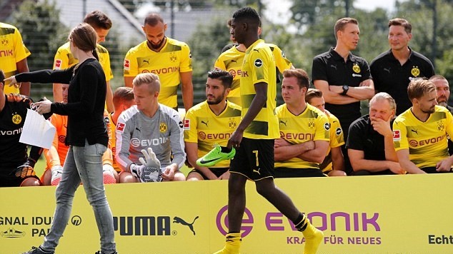 Mặc tin đồn, Dembele vẫn chụp ảnh mùa giải cùng Dortmund - Bóng Đá