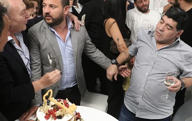 'Cậu bé vàng' Maradona quẩy tung nóc xe ngày trở lại Napoli - Bóng Đá