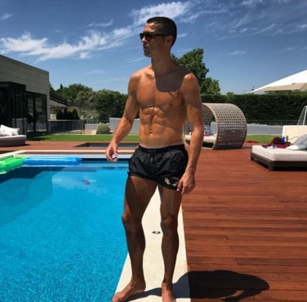 'Cha nào con nấy', Ronaldo khoe tóc đôi với con trai cực chất - Bóng Đá
