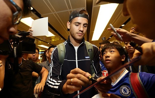 Vừa đặt chân tới Singapore, Morata bị fan cuồng vây kín - Bóng Đá