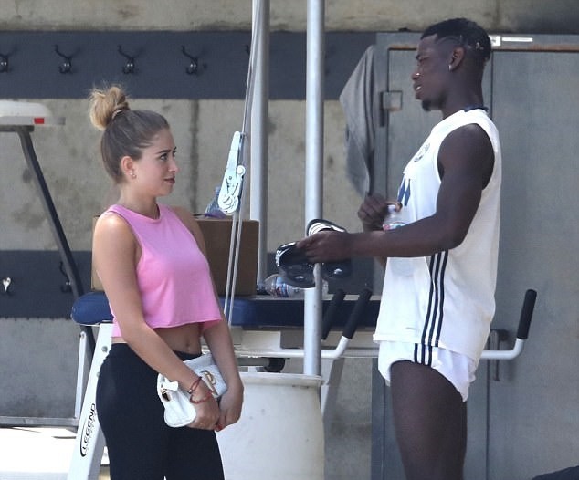 Rời Lukaku, Pogba vui vẻ bên cô nàng tóc vàng lạ mặt - Bóng Đá
