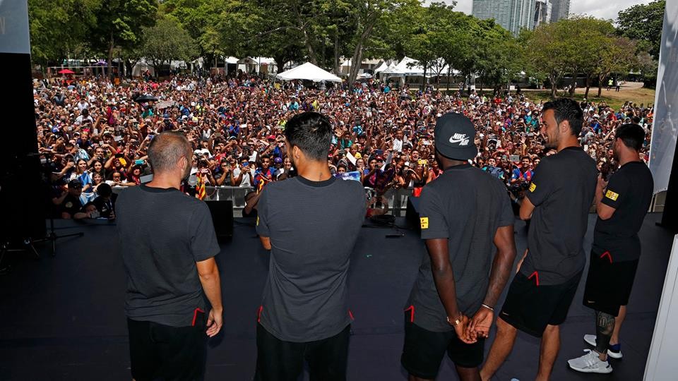 Neymar mất tích khi Messi và đồng đội vẫy tay chào NHM - Bóng Đá