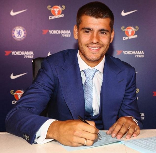 Alvaro Morata rạng rỡ cầm áo đấu Chelsea - Bóng Đá
