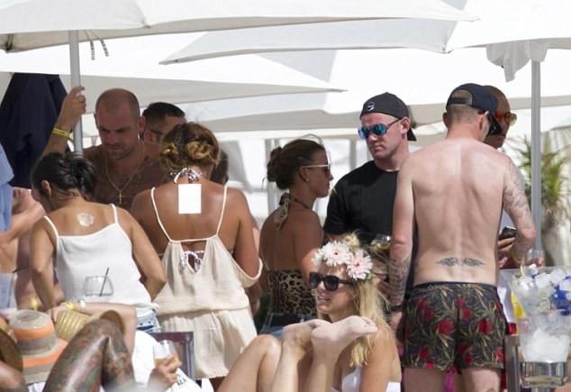 Rooney dắt vợ đi biển, nhấm nháp ngụm bia với cựu sao Quỷ đỏ - Bóng Đá