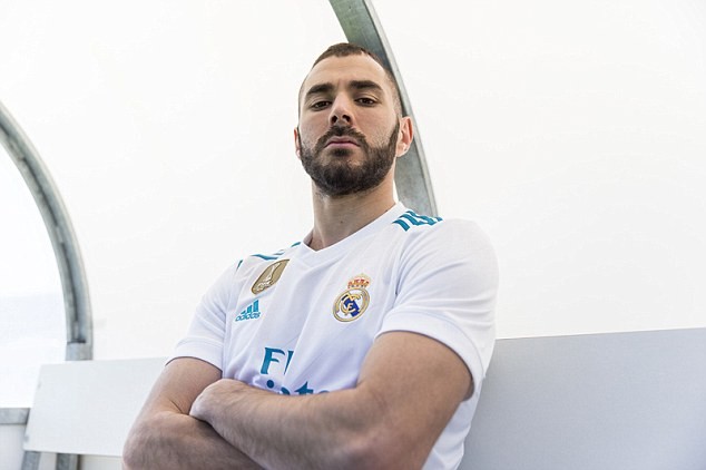 Chùm ảnh: Bale & Benzema ra mắt áo đấu mới của Real Madrid, M.U hết cơ hội - Bóng Đá