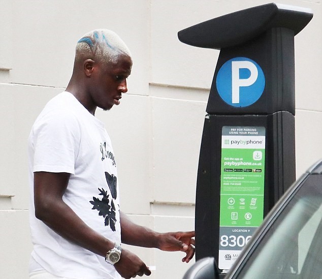 'Bom tấn' Man City, Mendy bị cảnh sát sờ gáy - Bóng Đá
