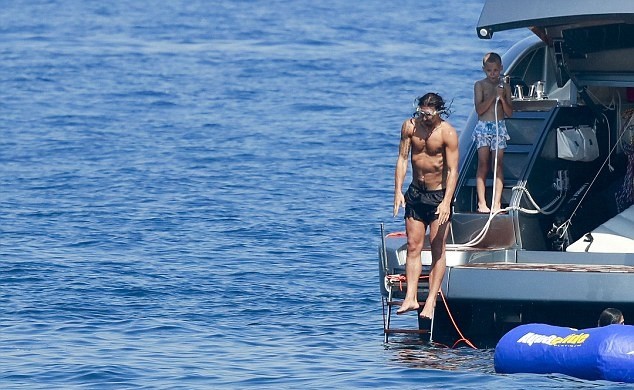 Ibrahimovic đi du lịch - Bóng Đá