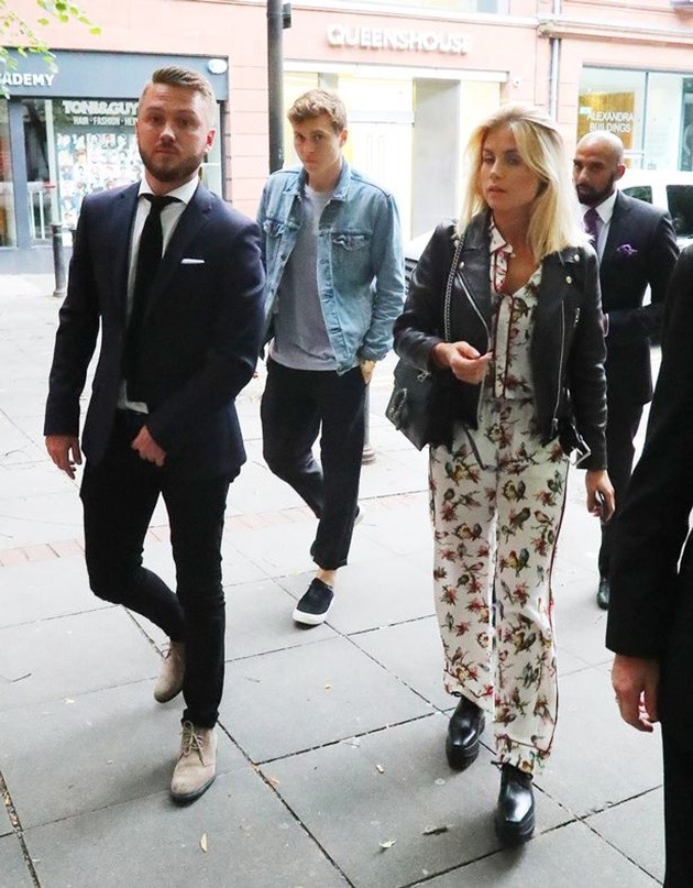 Vừa xong hợp đồng, Lindelof liền tản bộ khám phá Manchester - Bóng Đá