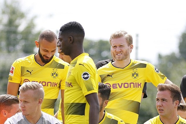 Mặc tin đồn, Dembele vẫn chụp ảnh mùa giải cùng Dortmund - Bóng Đá