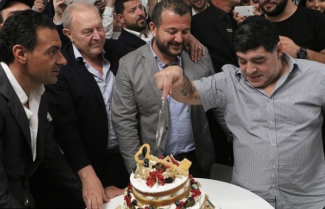 'Cậu bé vàng' Maradona quẩy tung nóc xe ngày trở lại Napoli - Bóng Đá
