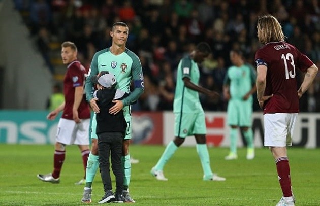 'Cha nào con nấy', Ronaldo khoe tóc đôi với con trai cực chất - Bóng Đá