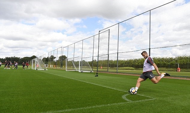 Wilshere tái xuất, Arsenal tập luyện trong mưa rào - Bóng Đá