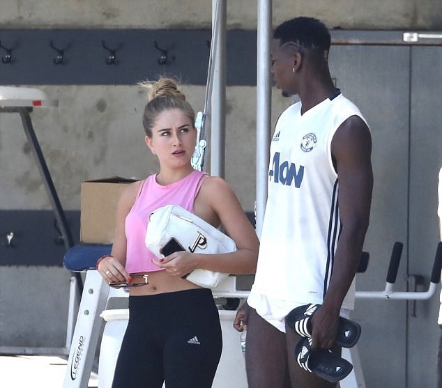 Rời Lukaku, Pogba vui vẻ bên cô nàng tóc vàng lạ mặt - Bóng Đá