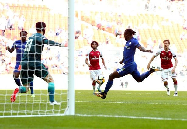 Arsenal hạ Chelsea, Sanchez xuống tận sân ăn mừng - Bóng Đá