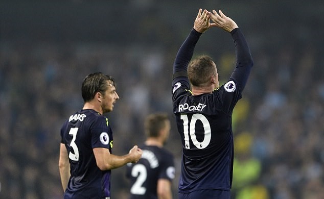 HY HỮU! Sau 5 năm, Rooney lại khiến 2 CĐV Man City tức điên - Bóng Đá