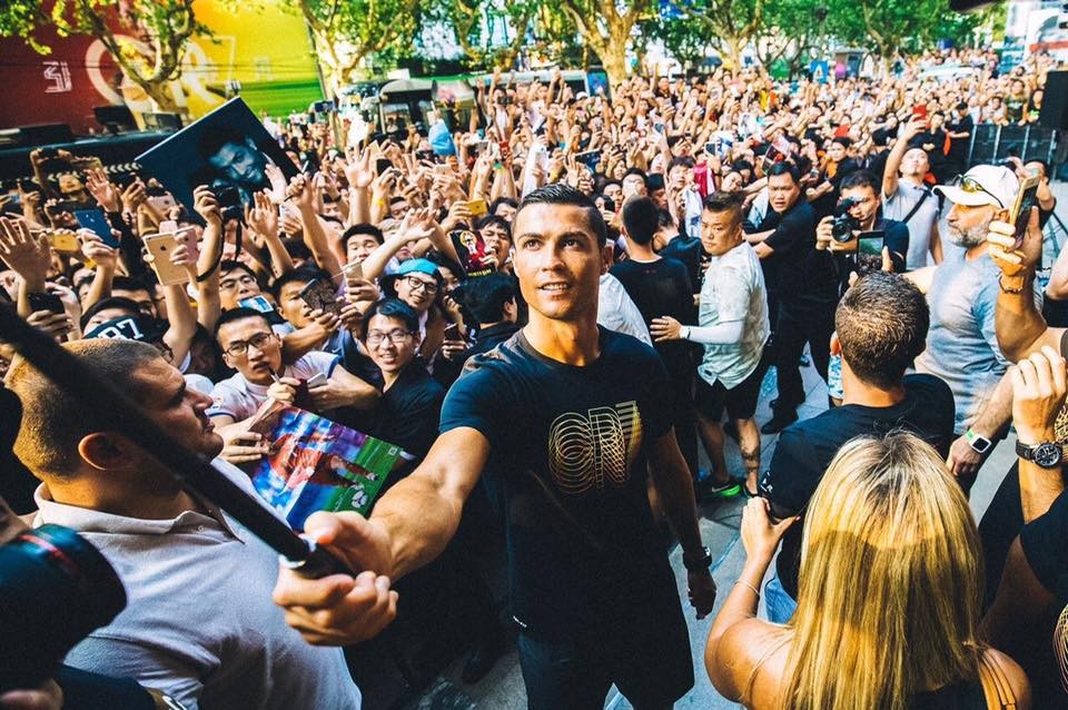 Ronaldo gây náo loạn 'thị trường tỷ dân' - Bóng Đá