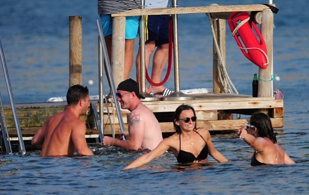 Rooney dắt vợ đi biển, nhấm nháp ngụm bia với cựu sao Quỷ đỏ - Bóng Đá