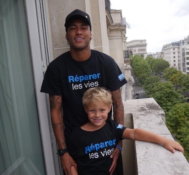 Chán sân cỏ, Neymar đá bóng trên không trung - Bóng Đá