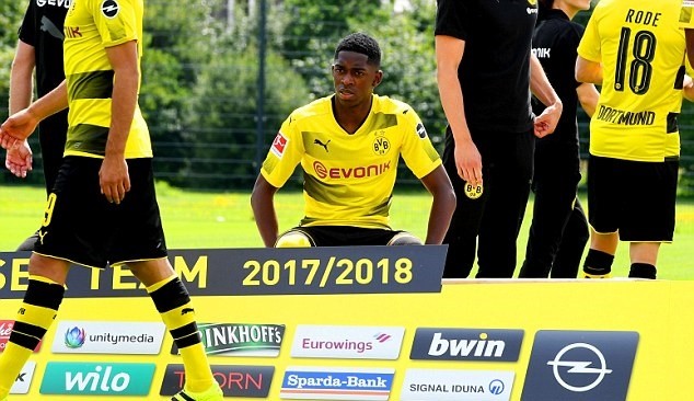 Mặc tin đồn, Dembele vẫn chụp ảnh mùa giải cùng Dortmund - Bóng Đá