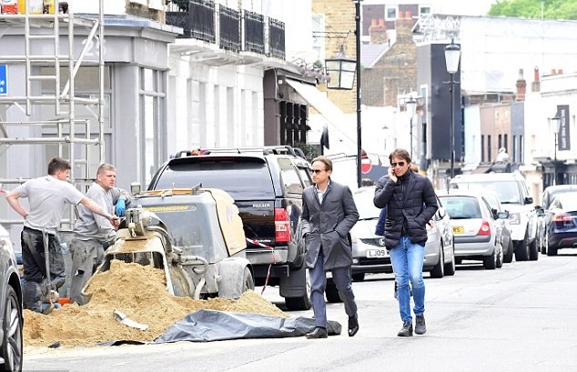 HLV Conte tản bộ ở London, chờ ngày rinh cúp - Bóng Đá