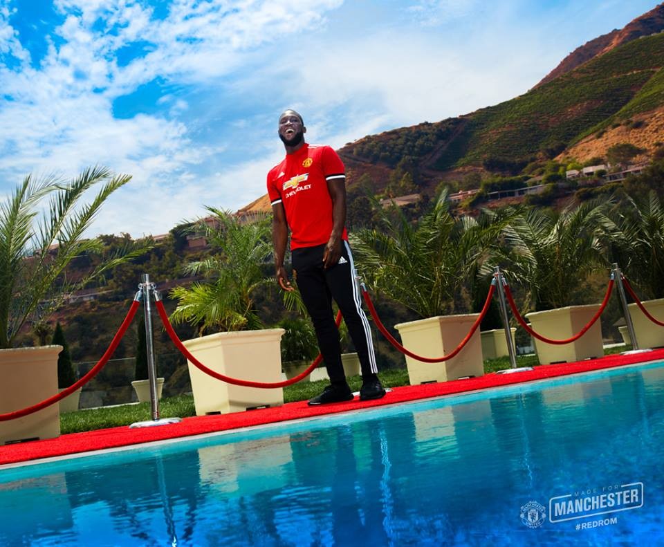 Romelu Lukaku cực ngầu ra mắt Quỷ đỏ thành Manchester - Bóng Đá