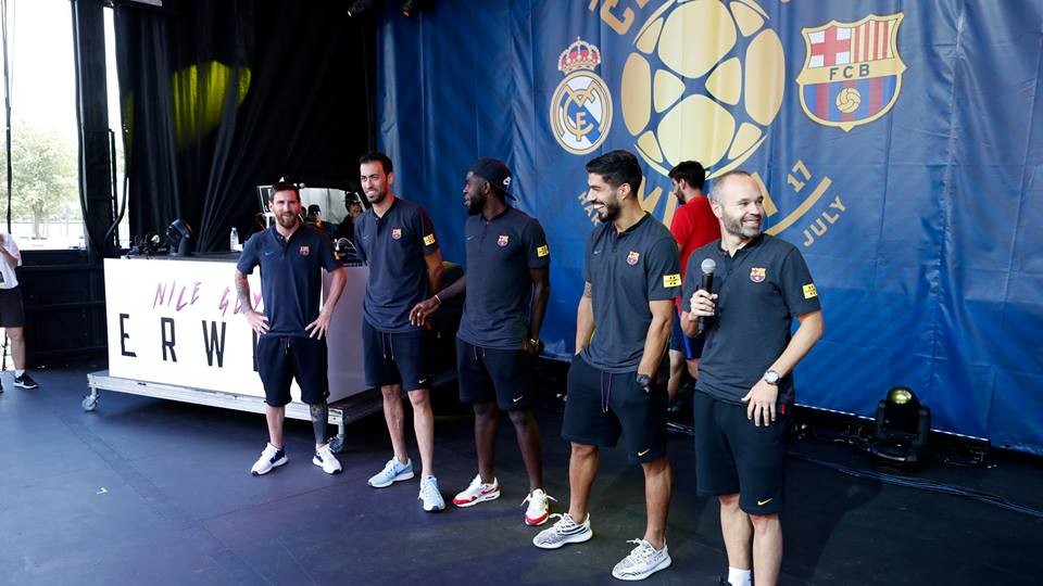 Neymar mất tích khi Messi và đồng đội vẫy tay chào NHM - Bóng Đá