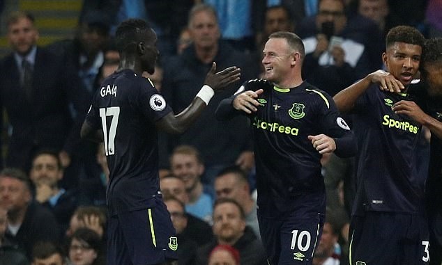 HY HỮU! Sau 5 năm, Rooney lại khiến 2 CĐV Man City tức điên - Bóng Đá