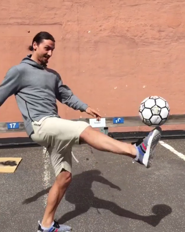 Ibrahimovic hồi phục thần tốc, phô diễn kỹ thuật tâng bóng - Bóng Đá