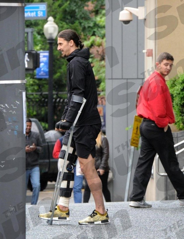 Chân băng bột, Ibrahimovic khổ sở đi nạng xuống phố - Bóng Đá