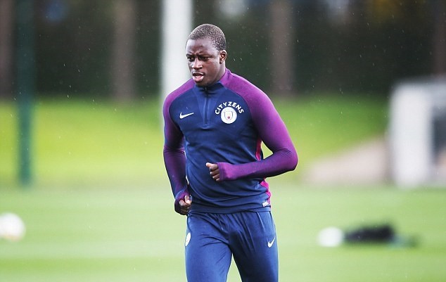 'Bom tấn' Man City, Mendy bị cảnh sát sờ gáy - Bóng Đá