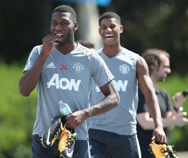 Tiếng cười rộn ràng khắp sân tập Man Utd trước trận derby - Bóng Đá