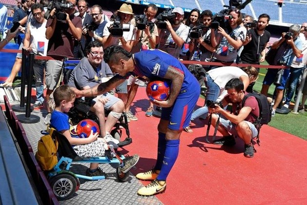 NHM vắng bóng trong ngày Paulinho ra mắt Barca - Bóng Đá