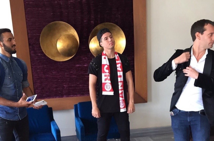 CĐV Thổ Nhĩ Kỳ đốt pháo chào đón Samir Nasri - Bóng Đá