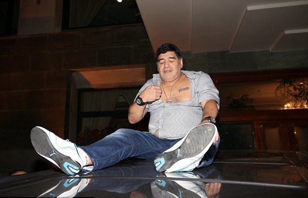 'Cậu bé vàng' Maradona quẩy tung nóc xe ngày trở lại Napoli - Bóng Đá