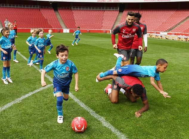Lacazette và đồng đội đối đầu 5000 CĐV nhí - Bóng Đá