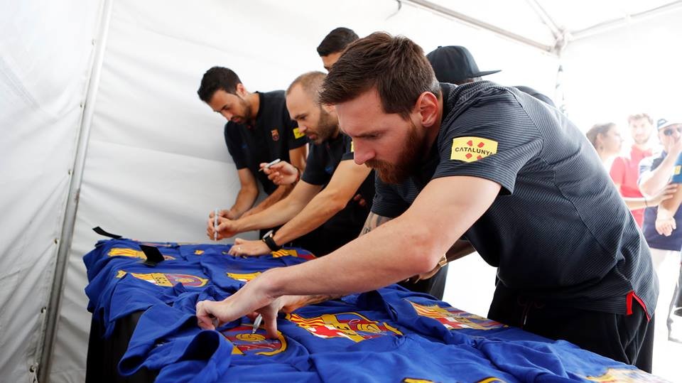 Neymar mất tích khi Messi và đồng đội vẫy tay chào NHM - Bóng Đá