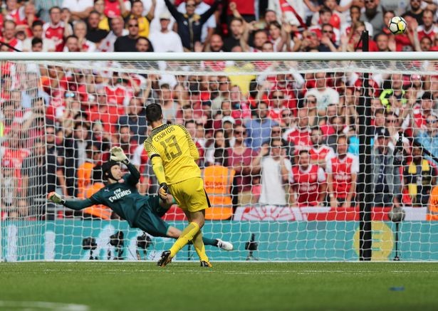 Arsenal hạ Chelsea, Sanchez xuống tận sân ăn mừng - Bóng Đá