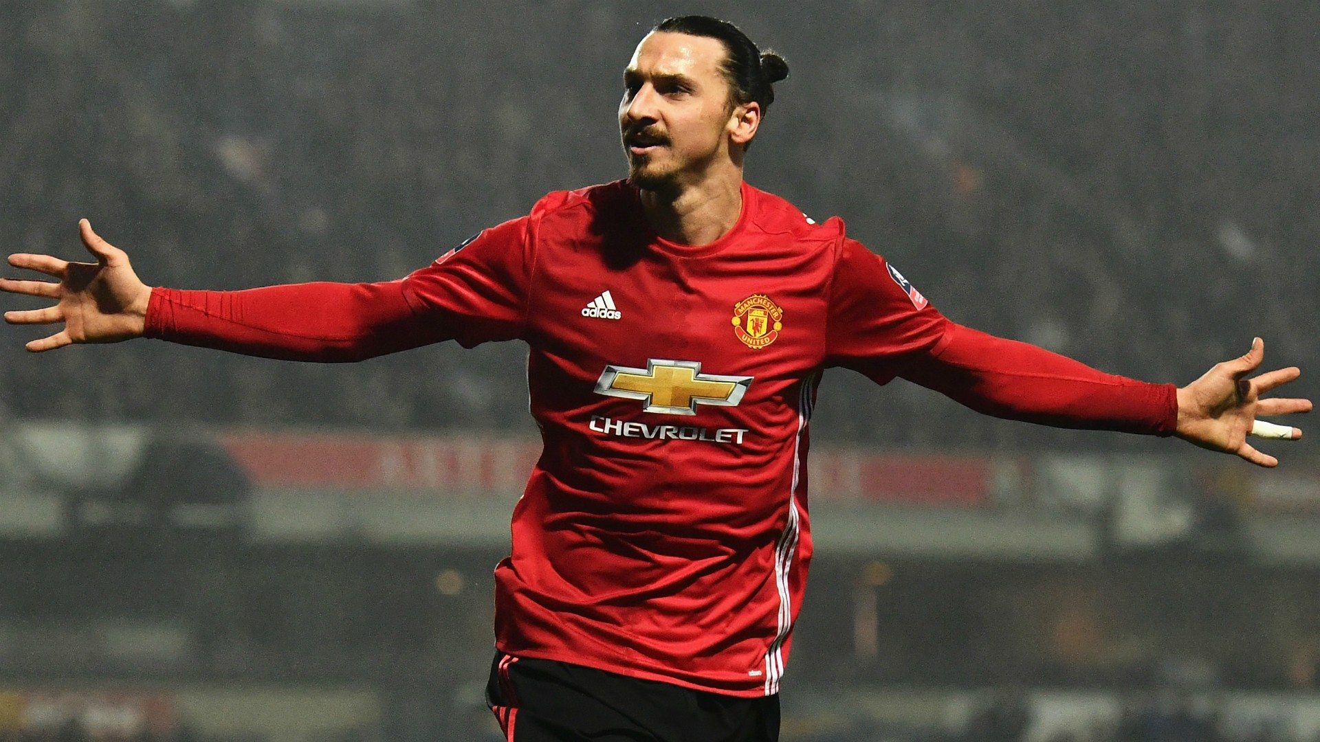 Ibrahimovic hồi phục thần tốc, phô diễn kỹ thuật tâng bóng - Bóng Đá