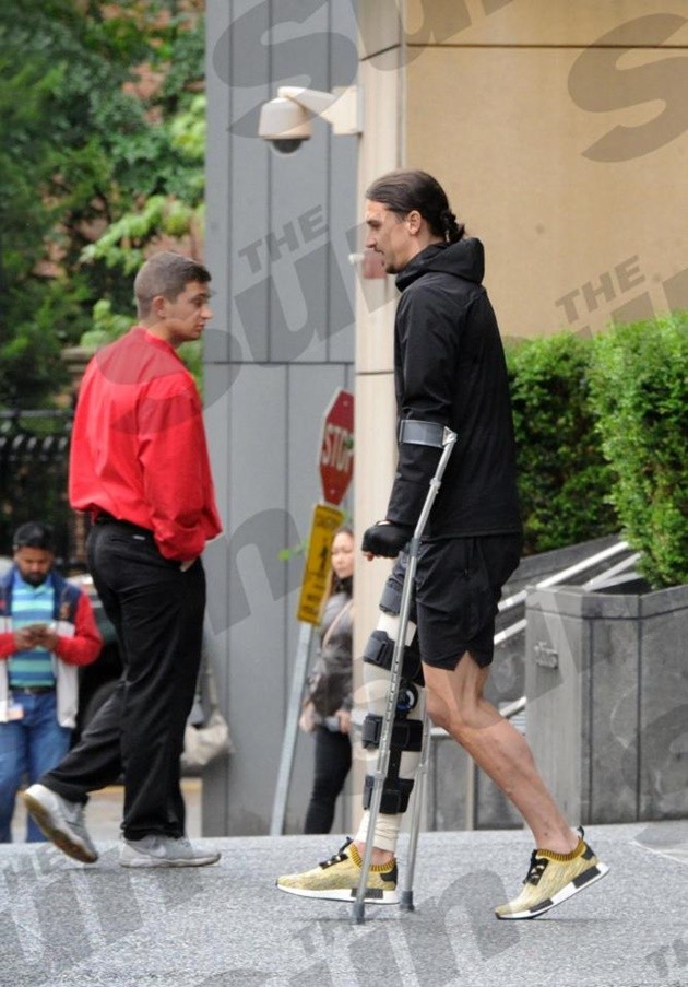 Chân băng bột, Ibrahimovic khổ sở đi nạng xuống phố - Bóng Đá