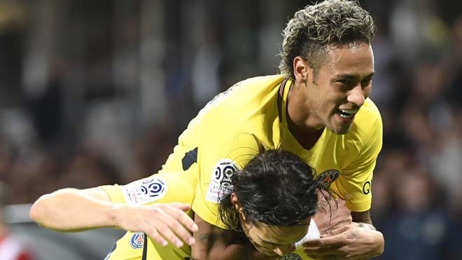 Chán sân cỏ, Neymar đá bóng trên không trung - Bóng Đá