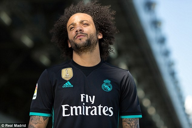 Chùm ảnh: Bale & Benzema ra mắt áo đấu mới của Real Madrid, M.U hết cơ hội - Bóng Đá