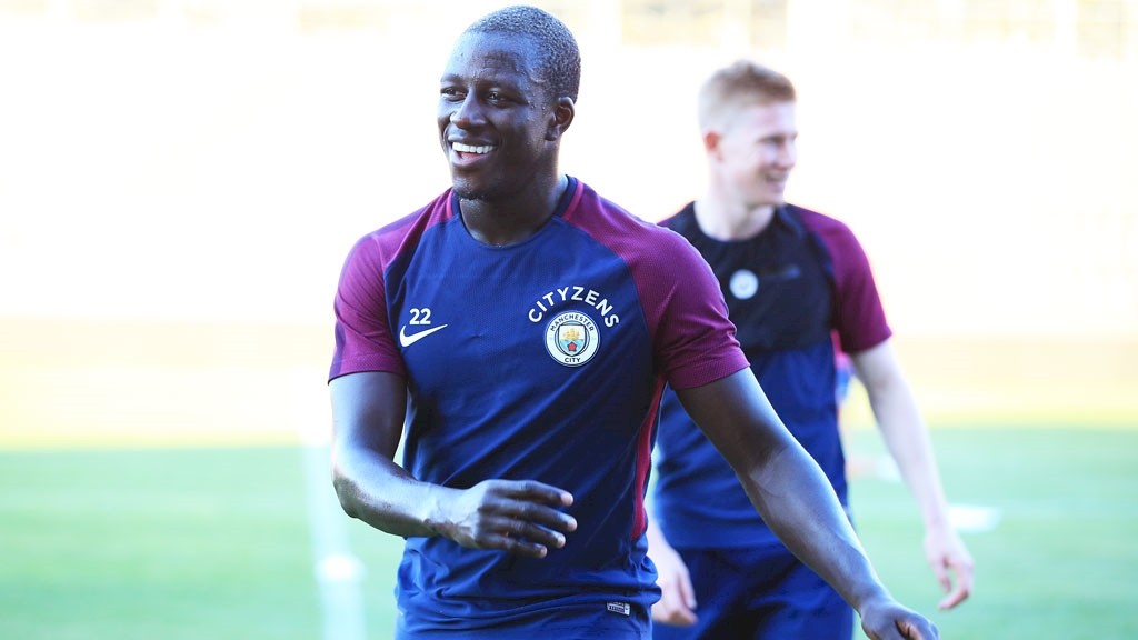 'Bom tấn' Man City, Mendy bị cảnh sát sờ gáy - Bóng Đá