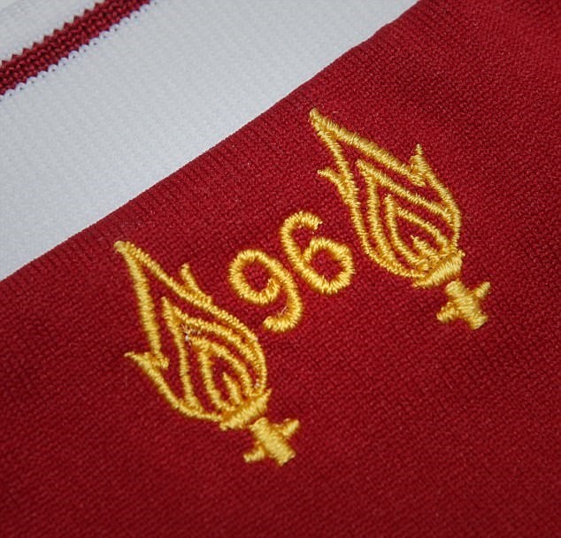 Liverpool tung áo đấu mùa 2017/18 đầy hoài cổ - Bóng Đá