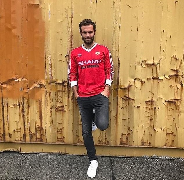Pogba khoe tóc mới cực chất, Mata trình làng áo M.U cổ điển - Bóng Đá