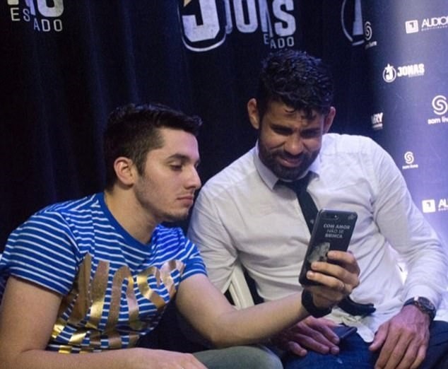 Mặc phòng thay đồ rối loạn, Conte và Costa chơi 