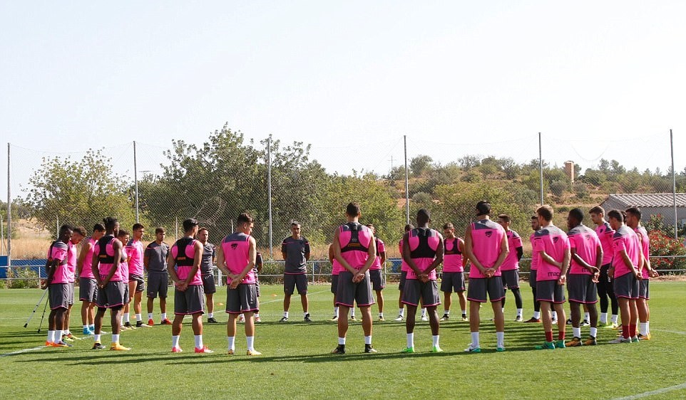 Real, Barca & CLB La Liga chia sẻ với nạn nhân khủng bố - Bóng Đá