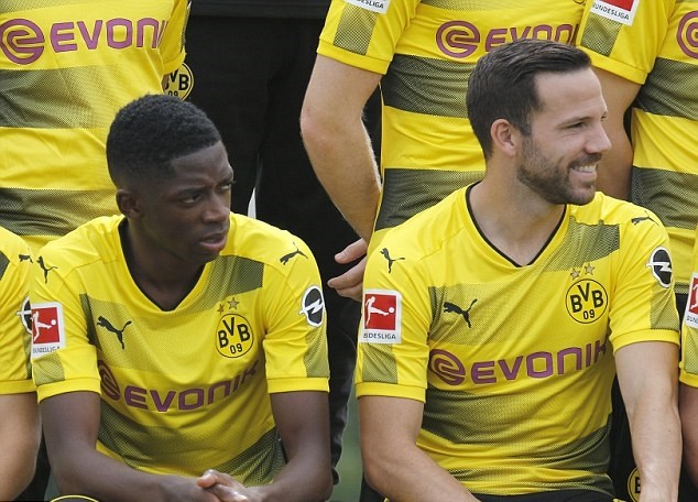 Mặc tin đồn, Dembele vẫn chụp ảnh mùa giải cùng Dortmund - Bóng Đá